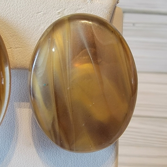 A14 Vintage Tan Oval Pierced Earrings - Picture 2 of 2